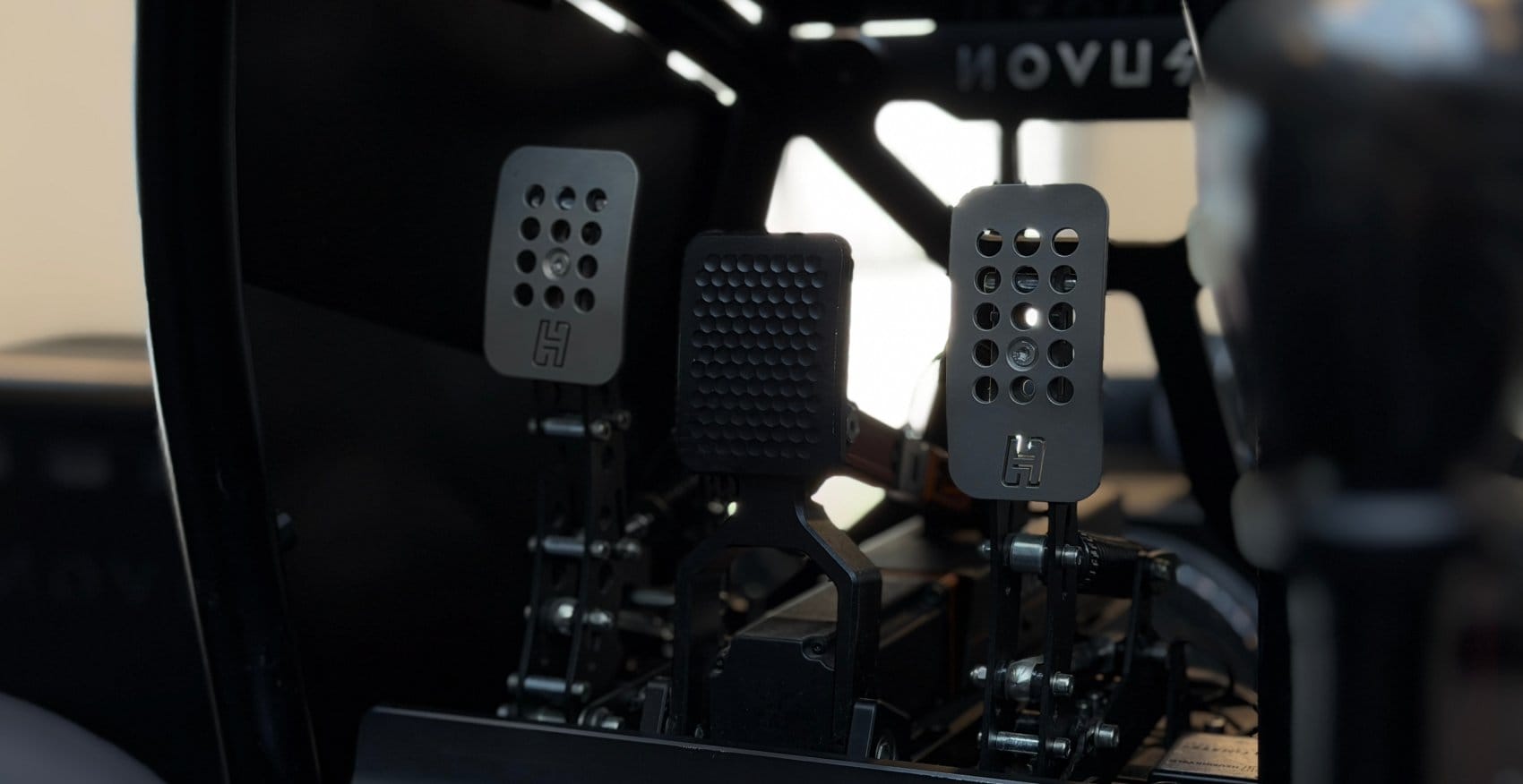 Professional load-cell racing simulator pedals with adjustable pressure sensors and aluminum construction